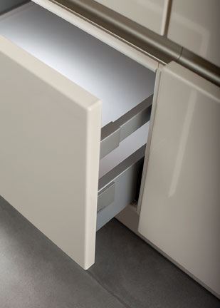 White lining-mats come standard with pullouts and internal drawers